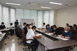 協議会会則案などについて説明を聞く協議会会員ら＝27日、宮古空港ターミナル