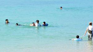 海水浴を楽しむ人たち＝28日、パイナガマビーチ
