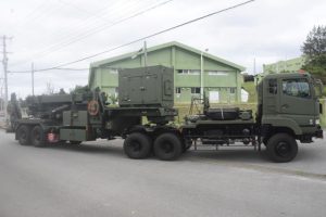航空自衛隊のＣ２輸送機で運び込まれたＰＡＣ３を搭載した車両が到着した＝26日、航空自衛隊宮古島分屯基地前