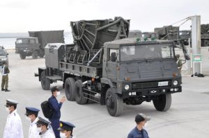 民間の輸送船で陸揚げされ、配備先の航空自衛隊宮古島分屯基地に向かう車両=27日、平良港下崎埠頭