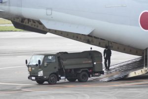 輸送機から車両１台が降ろされた＝25日、宮古空港