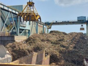 今期作サトウキビの原料搬入を終えた沖縄製糖＝４日、下地上地