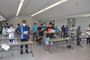 総会で23年度活動目標を読み上げる会員ら＝17日、県宮古合同庁舎講堂