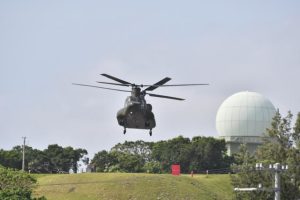 遺体を乗せたと思われる陸自のヘリが沖縄本島へ向けて離陸した=18日午後3時40分ごろ、上野野原の航空自衛隊宮古島分屯基地