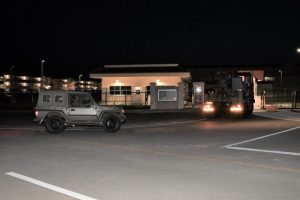 下崎埠頭から駐屯地へと戻る陸自のクレーン車と車両＝17日、上野野原の陸上自衛隊宮古島駐屯地前