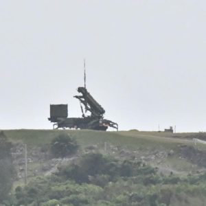 航空自衛隊宮古島分屯基地では発射装置が展開されている＝28日、上野野原