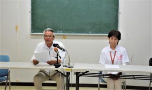 死亡事故発生を受け座喜味市長（左）が会見を開いた＝16日、市総合体育館