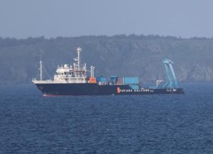 機体の引き揚げ作業のために到着したサルベージ船＝28日、池間島沖