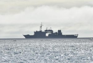 捜索活動に当たる潜水艦救難艦ちはや＝14日、池間島イラビジの沖合