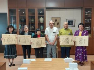 厚生労働大臣特別表彰を受けた皆さん＝27日、市役所