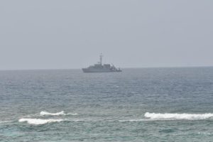 伊良部島北方の海域で捜索活動が行われた＝13日、佐和田の浜付近