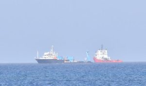 機体の引き揚げに向けて作業するサルベージ船=29日、池間島沖