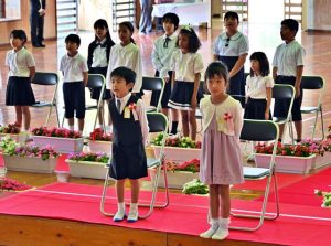 ３年ぶりに新入学児童を迎え入れ開催した入学式＝11日、福嶺小学校