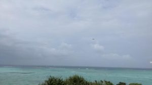 池間島の東側を北に向かって飛ぶヘリコプター＝６日午後３時53分ごろ、スティーヴ・クリスティーさん撮影（提供写真）