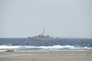 ヘリがレーダーから消えたとされる周辺の海域を捜索する海上自衛隊の掃海艇＝８日、伊良部島北方