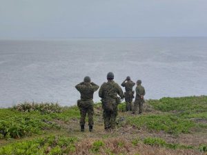 陸上から捜索にあたる自衛隊員ら=7日、伊良部白鳥岬