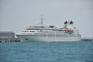 海外クルーズ船として３年３カ月ぶりに入港したスター・ブリーズ号＝８日、平良港のクルーズ船専用バース