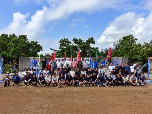 4年ぶり開催を喜びながら、平和な世界と労働者が安心して働ける社会に向け、さらなる連帯を誓った＝29日、平良の荷川取漁港ステージ広場