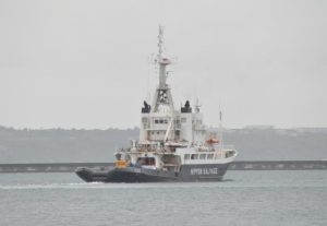 引き揚げた機体を乗せた「航洋丸」が熊本県に向けて出港した＝４日、平良港