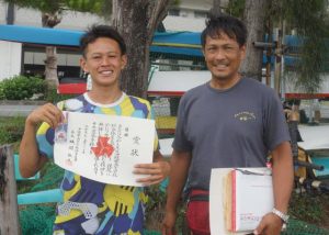 カナディアンシングル500メートルで優勝し、インターハイへの出場権を獲得した宮総実の平良一喜（左）と、監督で父親の祐喜氏＝27日、糸満市