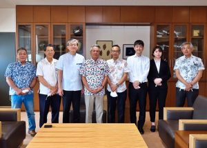 座喜味市長（中央）に就任のあいさつを行うとともにさらなる連携強化を呼び掛けた古川委員長（左から３人目）ら関係者＝11日、市役所