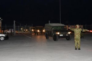 ６人目の隊員を収容し宮古島駐屯地へ向かう陸自の車列＝１日、平良港