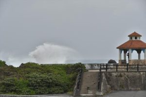 台風２号の接近でうねりを伴った高波が押し寄せる海岸＝30日午前、友利地区・博愛漁港