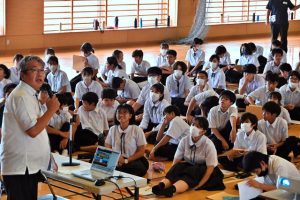 島の農業、環境に課題などを学んだ総合的な学習の講話＝29日、平良中学校