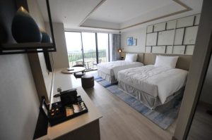 客室はベッドが二つ置かれており、ゆったりとくつろげる空間となっている＝19日、平良久貝のヒルトン沖縄宮古島リゾート