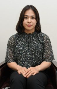 現役引退を報告し、これまでの周囲の支えに感謝の思いを語った佐渡山さん=9日、宮古毎日新聞社