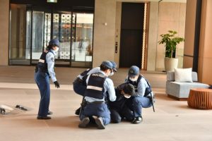 警察官が不審者を包囲し取り押さえた＝12日、ヒルトン沖縄宮古島リゾート１階ロビー