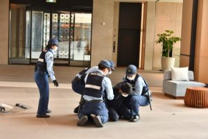 警察官が不審者を包囲し取り押さえた=12日、ヒルトン沖縄宮古島リゾート1階ロビー