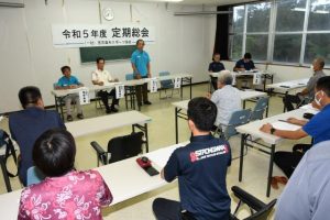 議案審議前にあいさつを行う砂川会長（中央奥）＝５月30日、市総合体育館会議室