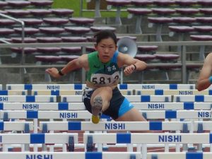 県高校総体陸上競技女子１００㍍ハードル決勝で２位となった宮古高校の岩本理紗子＝30日、沖縄市
