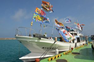 新造船「第十五はるこ丸」で航海安全と大漁祈願が行われた＝22日、荷川取漁港