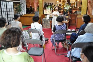 「絵本寺ピー」で絵本を読み聞かせする岡本さん（奥）＝28日、平良西里の祥雲寺