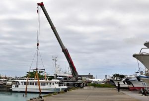 台風接近に備え大型のレジャー船などを陸に引き上げる作業が行われた＝27日、平良港下里船だまり