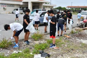 ごみを拾い集める生徒たち＝29日、佐良浜漁港周辺