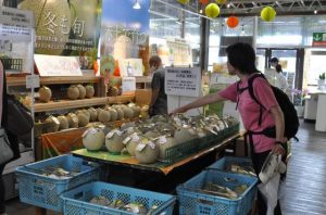 特売のメロンを買い求める客＝30日、島の駅みやこ