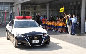 春の全国交通安全運動を市民らにアピールするために車両パレードに出発する警察車両=10日、市役所前