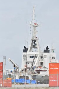 港に停泊中の引き揚げた機体を乗せた船＝3日、平良港