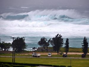 台風２号の接近でうねりを伴った高波が押し寄せる海岸＝31日午後、上野