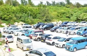 多くの車両で満車状態の前浜ビーチ駐車場＝４日、下地与那覇