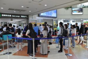 搭乗待合室入り口は羽田などに向かう乗客が一時長い列をつくった＝6日午前、宮古空港