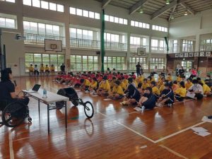 パラアスリートに学ぶ講演会が開かれた＝17日、上野中学校