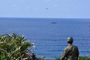事故発生から陸海空の自衛隊隊員らが全力で捜索活動に当たった＝4月9日、伊良部島のフナウサギバナタ