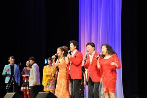昭和歌謡史を彩ったスターたちがヒット曲を熱唱した歌謡祭＝11日、マティダ市民劇場