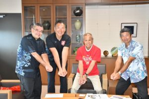 楊代表（左から２人目）が２冠達成を報告した＝７日、市役所