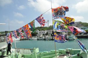きょう21日は海神祭。各地の漁港では漁船に大漁旗が掲げられるなど準備が進められた＝20日、佐良浜漁港