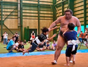 力士たちと子供たちが楽しい時間を過ごしたふれあい相撲＝18日、市平良多目的屋内運動場